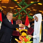 الرئيس يسلم هدية تذكارية رئيس مجلس الوزراء الهنجاري 